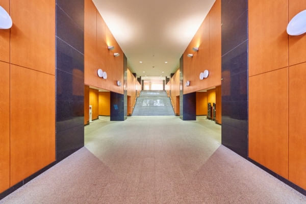 重厚感ある正面エントランス