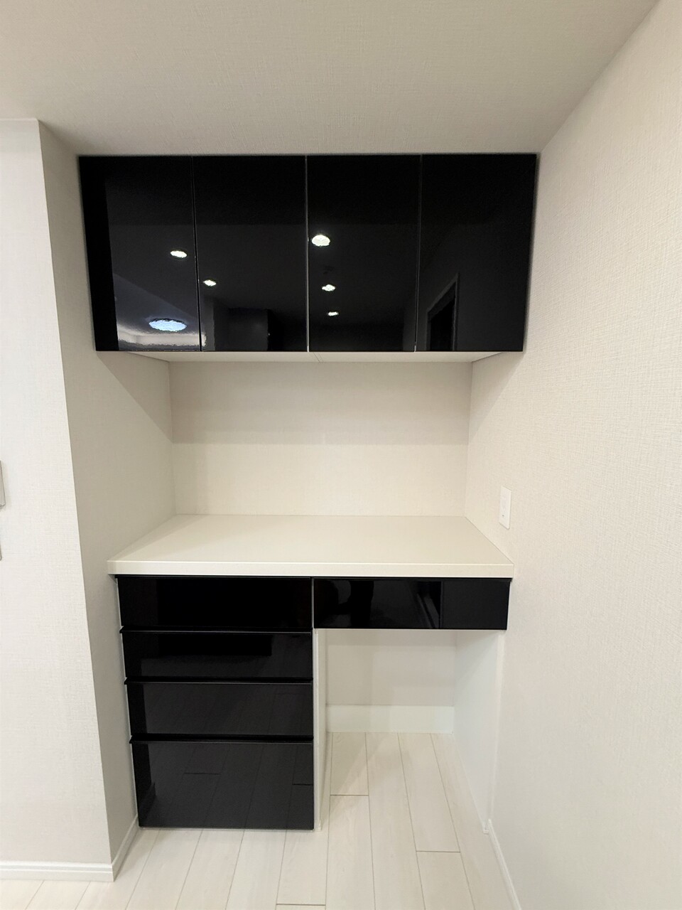 【キッチン】キッチンとお揃いのデザインのカップボードが設置されています。調理器具や散らかりがちなキッチン小物がすっきり片付きます。