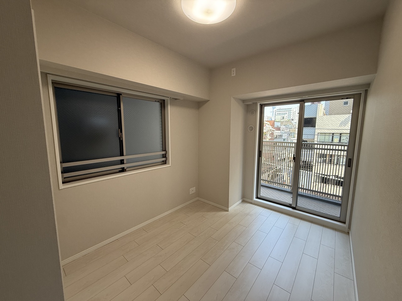 【洋室/約5.2帖】LDKに隣接した洋室。東側のバルコニーに面し、掃き出し窓から出入り可能。フローリング仕様につき日々のお手入れがスムーズです。