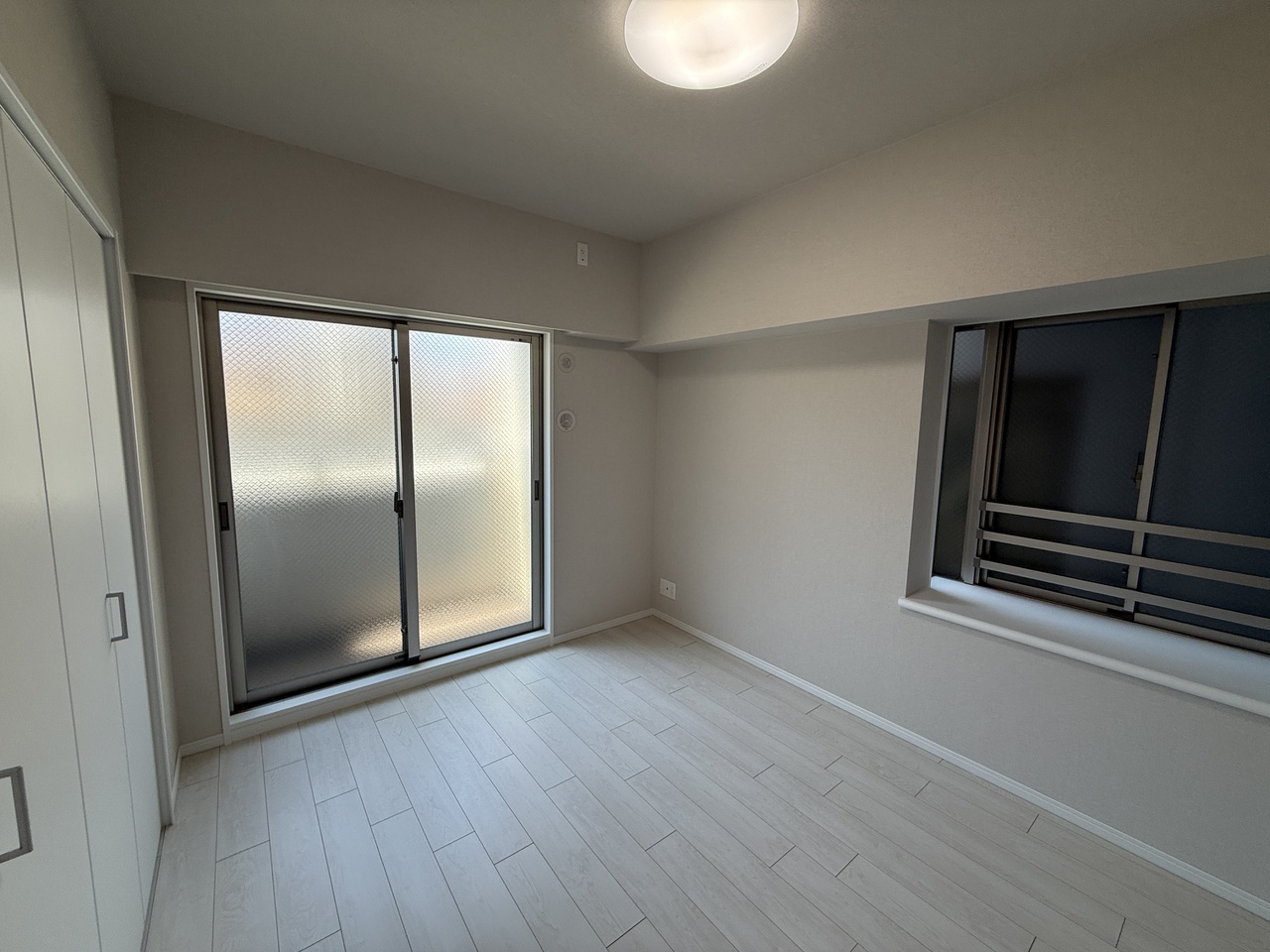 【洋室/約6.5帖】帰宅動線に優れ、寝室としての利用もおすすめの洋室。シンプルな内装なので、様々な家具と調和し、お好みのお部屋作りが楽しめます。