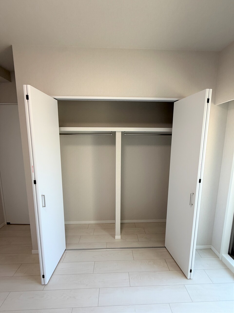 【収納/約6.5帖洋室】枕棚とハンガーパイプ付きのクローゼットが備わっています。丈の長い衣類が畳まず収納できて便利です。