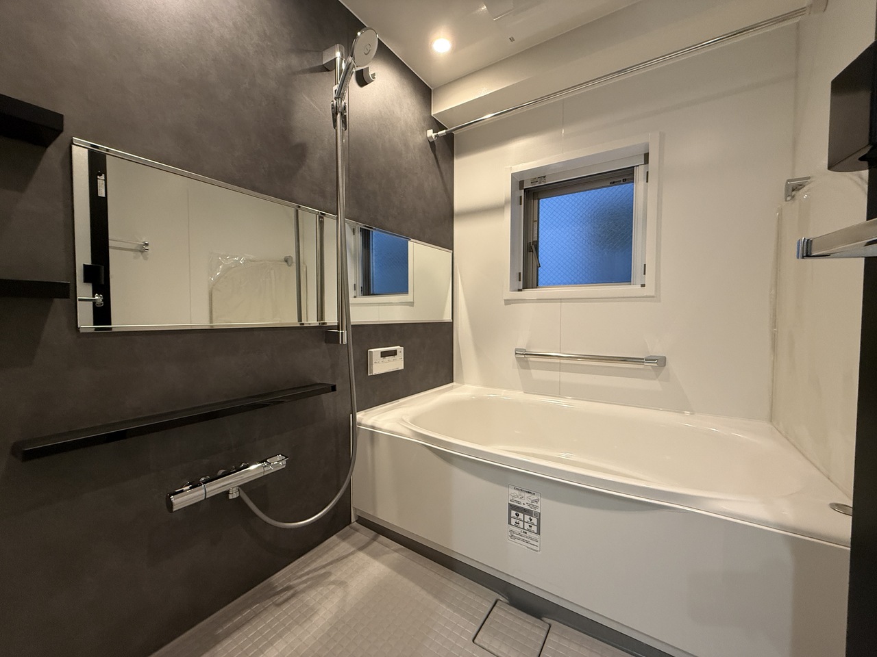 【浴室】1日の疲れを癒してくれる浴室。浴室乾燥機が搭載され、季節や天候を問わずに洗濯物を乾かすことができます。窓があるので自然換気が可能。ゆったり半身浴が楽しめそうです。