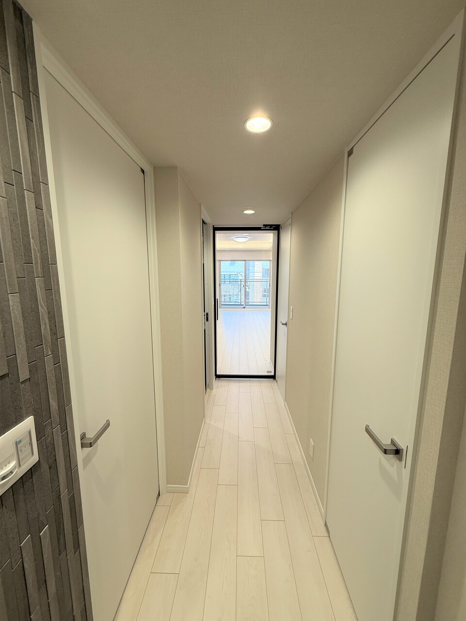 【廊下】玄関からLDKまで続く廊下の様子。玄関を上がった右側にシューズクローゼットが配置されています。全居室に収納があり、居住空間を広く確保できます。