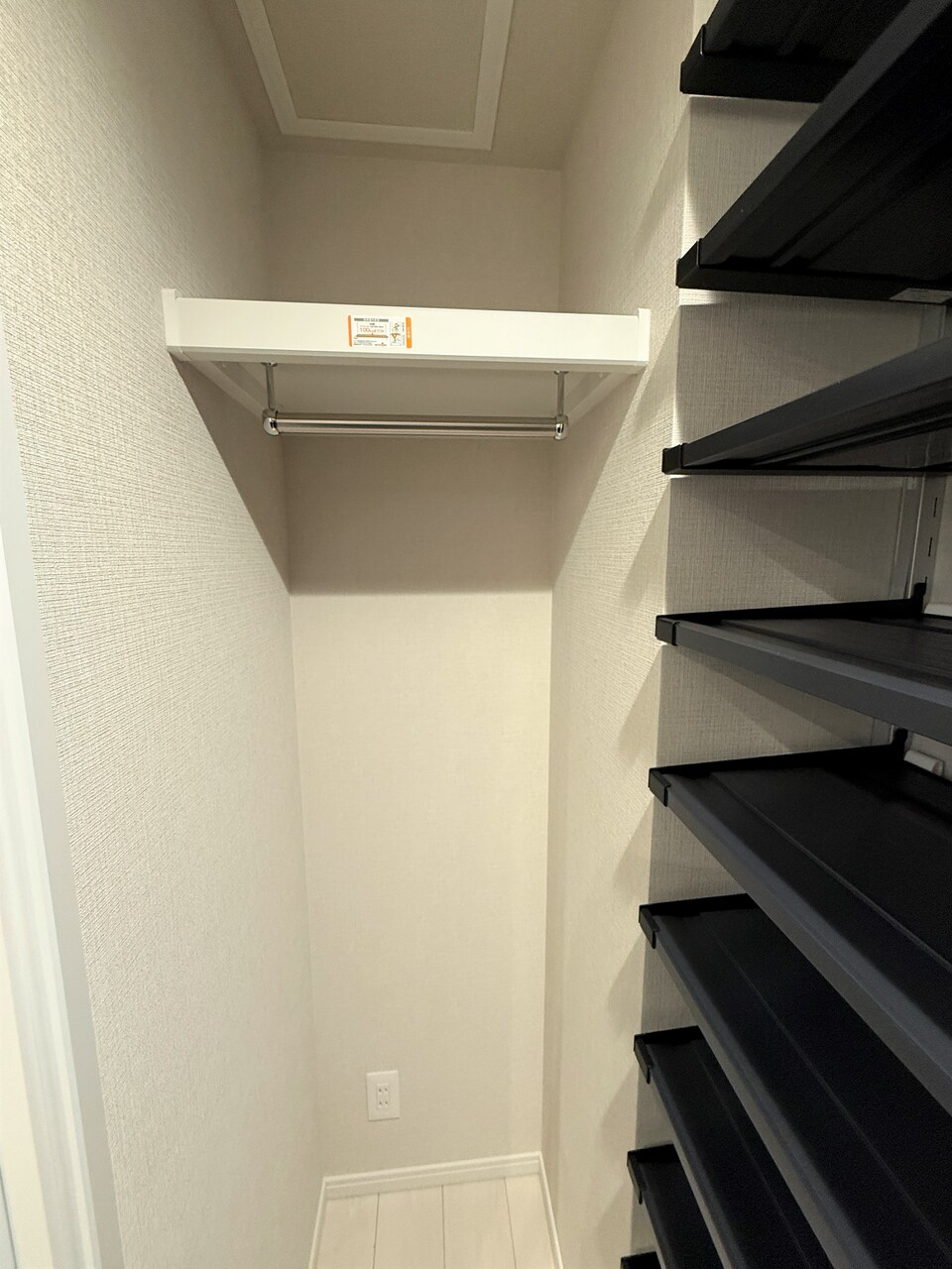 【シューズクローゼット】ご家族分の靴やシューケア用品などがたっぷり収納できます。可動棚仕様につき、お好みの高さに調整できます。ハンガーパイプがありアウターなどの収納に便利。