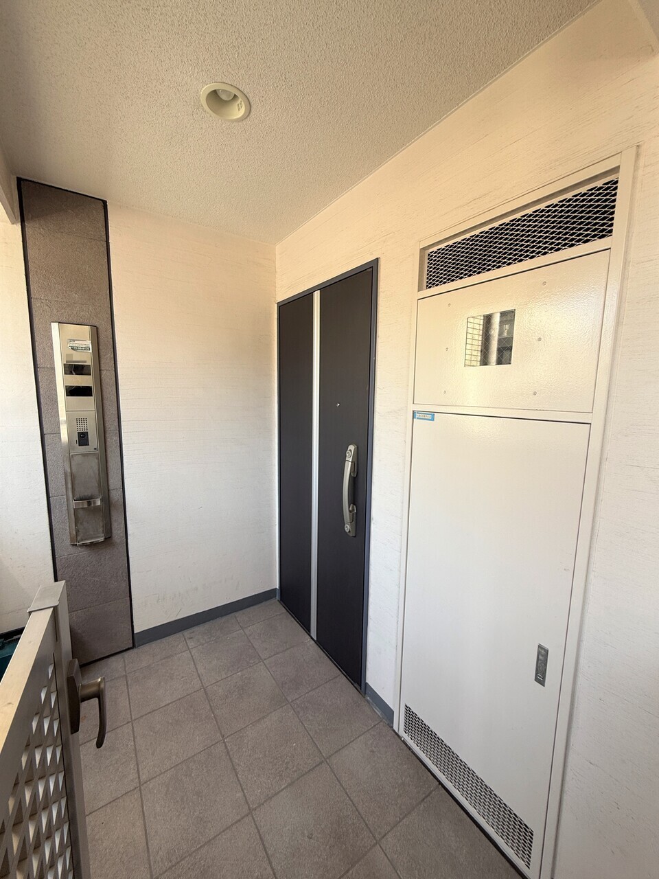 【玄関】プライバシーと防犯面に配慮された専用ポーチ付きの玄関です。TVモニター付きインターホンが採用され、室内にいながら来訪者を確認できます。