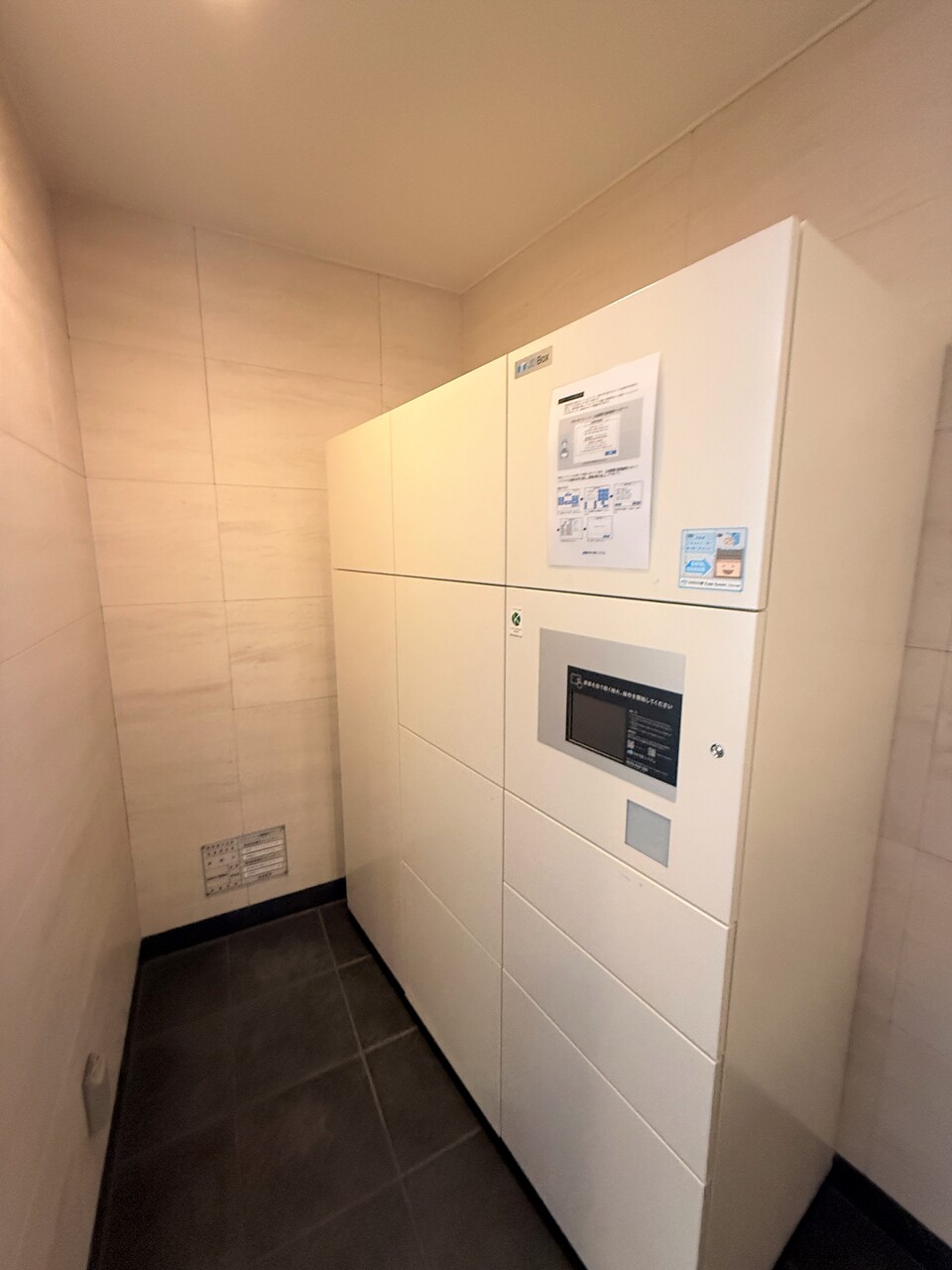 【宅配ボックス】外出時にも荷物の受け取りができる宅配ボックス。再配達の手間が省けて便利。気軽にインターネットショッピングが楽しめます。