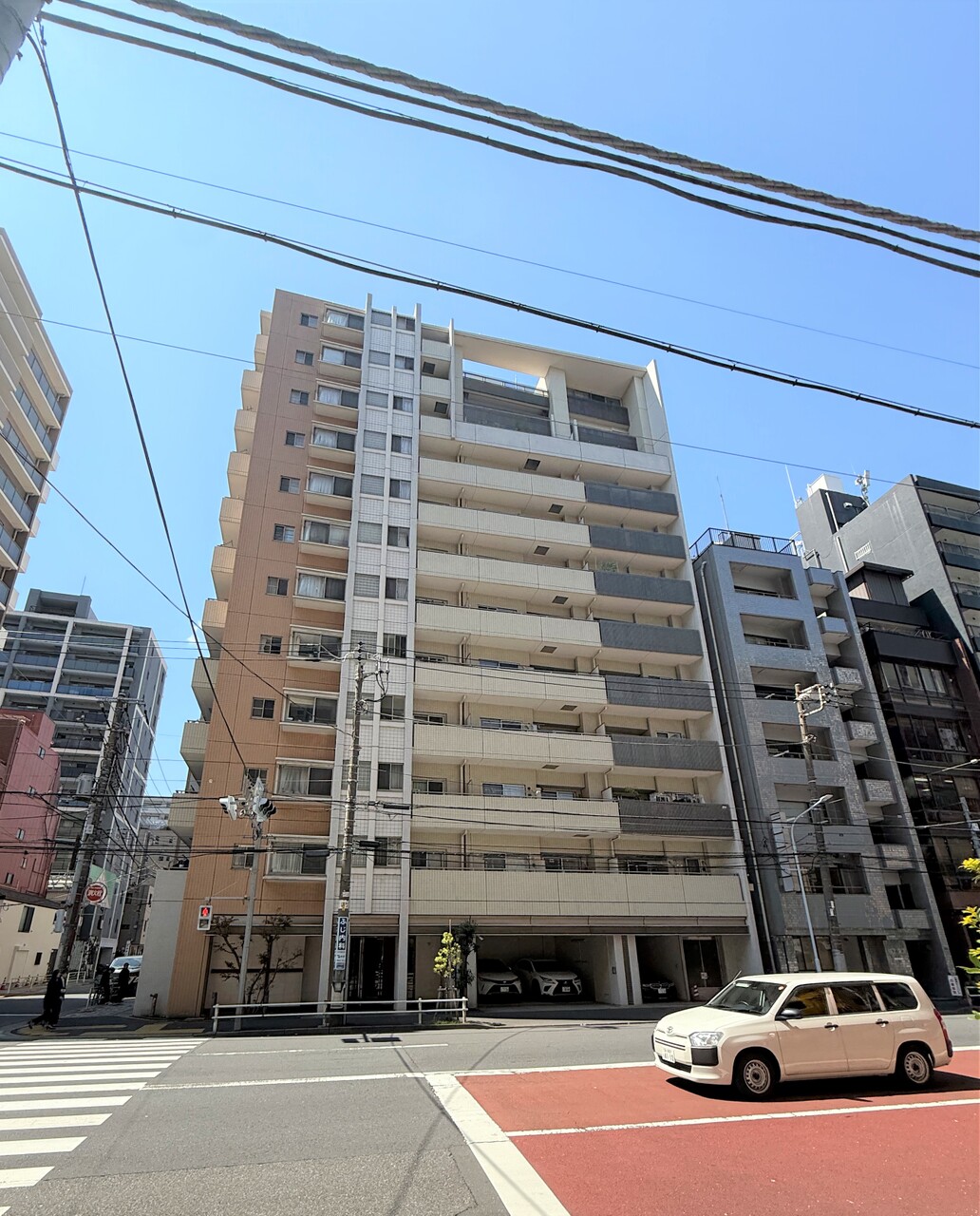 【現地外観写真】つくばエクスプレス「新御徒町」駅まで徒歩3分、東京メトロ日比谷線「仲御徒町」駅まで徒歩7分、JR山手線「御徒町」駅まで徒歩11分など複数沿線・駅利用可能な立地です。
