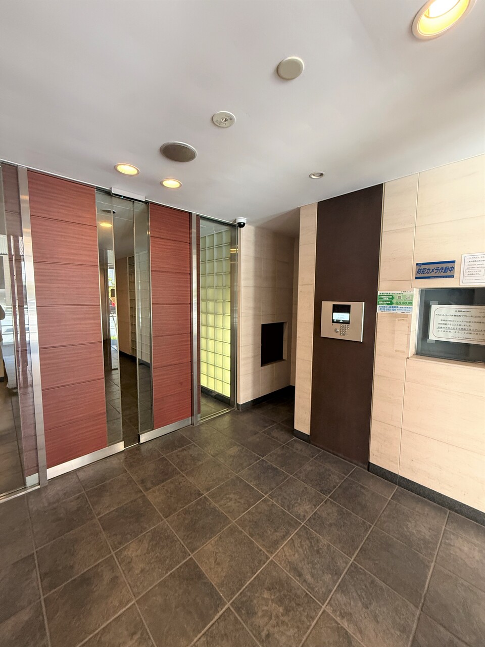 【エントランス】総戸数30戸のRC造地上12階建マンション。防犯カメラやオートロックが搭載されており、防犯面に配慮されています。
