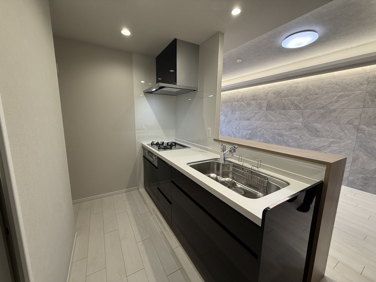 【キッチン】ご家族やゲストとの会話が弾む対面式キッチンが採用されています。背面にバルコニーがあり、料理の匂いがこもりにくいです。