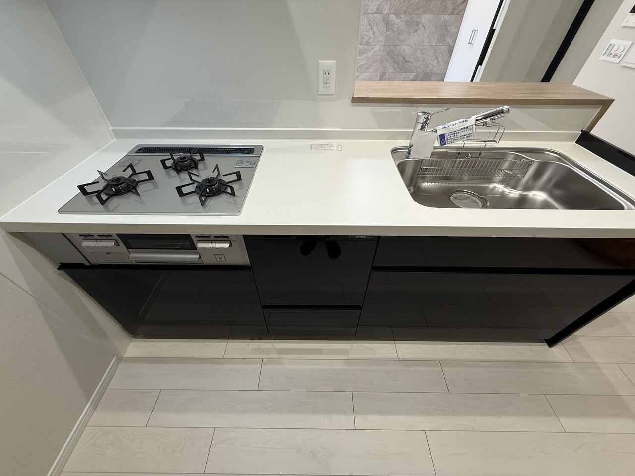 【キッチン】キッチンにグリル付き3口コンロやビルトインタイプの食洗機、浄水器など機能的な設備が搭載されています。毎日の家事をサポートしてくれます。