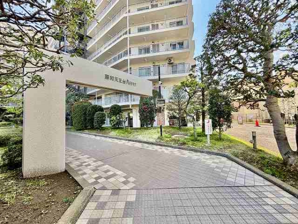 清掃の行き届いたエントランスアプローチ