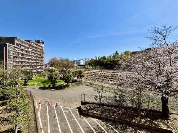 バルコニーからの眺望　前面は棟が無く春には桜も望めます