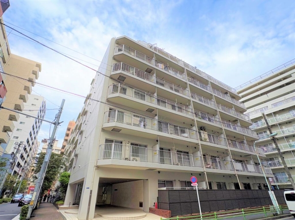 下町情緒あふれる日本橋エリアに位置しています。