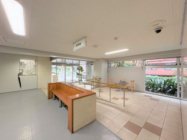 ロビーにはスロープがあり、通行しやすくなっています。