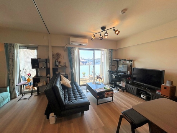 体の芯まで温める床暖房付きリビング