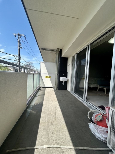 奥行約２メートルの広々バルコニー