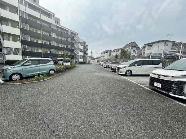 敷地内自走式駐車場（月額５０００円～６０００円）