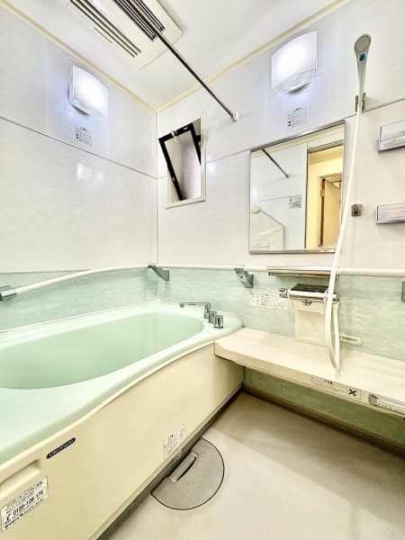 換気の優れた窓のある浴室！