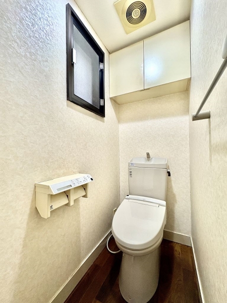 換気の優れた窓のあるトイレ！