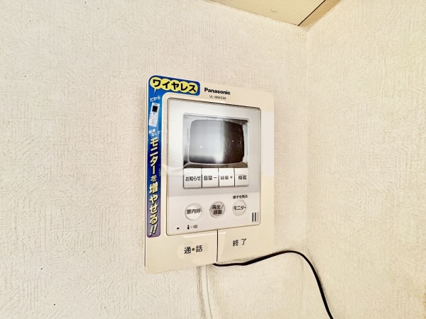 来訪者のお顔が見れるモニター付きインターホン！