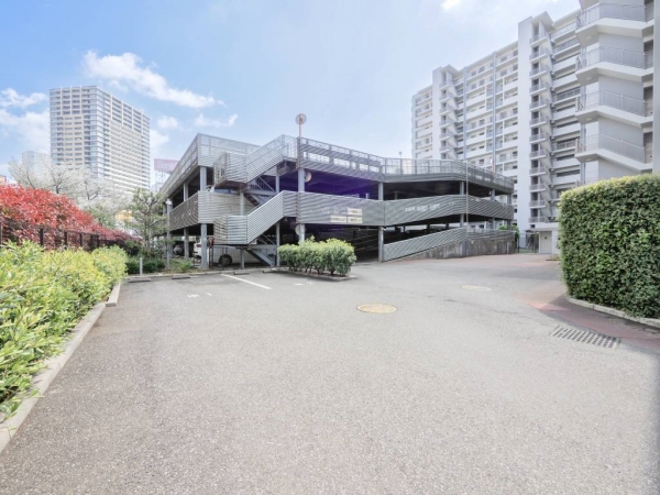 敷地内自走式駐車場です。空き状況は担当者まで！