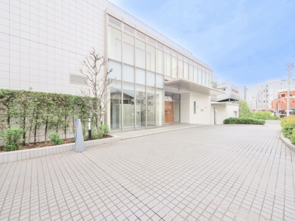 車寄せを十分に確保したエントランス