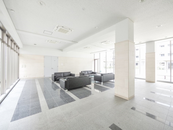 急な来客対応も可能な、中庭を望むラウンジです。