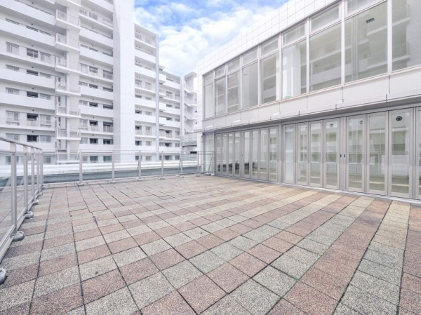 キッズルームの外には、お子様が遊びまわれるスペースをご用意！