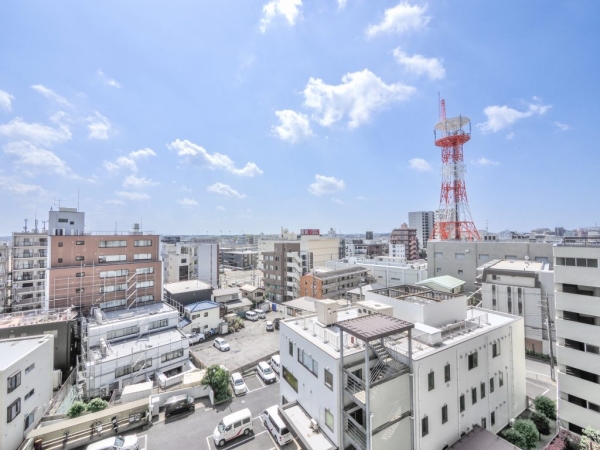 南東向きのバルコニーからは、開放的な眺望が広がります。