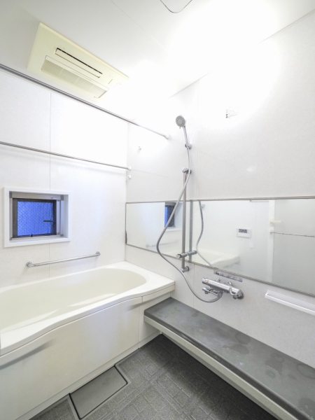 １４０ｃｍ×１８０ｃｍの浴室には、換気力のある窓がついています！