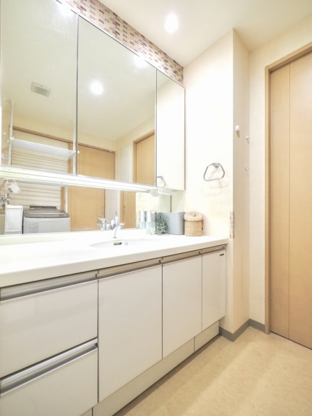 洗面台三面鏡裏は収納になっており、整理整頓に役立ちます！