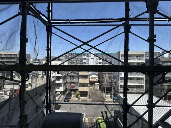 北向き眺望（大規模修繕工事中につき足場ネット越し