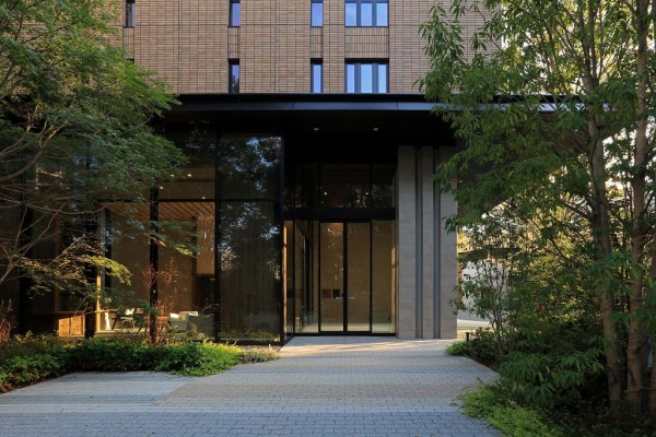 緑あふれるエントランスが来訪者を迎えます。