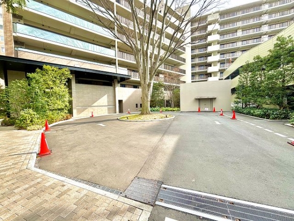 メインエントランスには車寄せスペースがあります