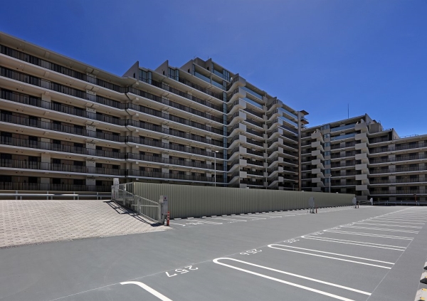 駐車場は自走式と平置きで100％完備です