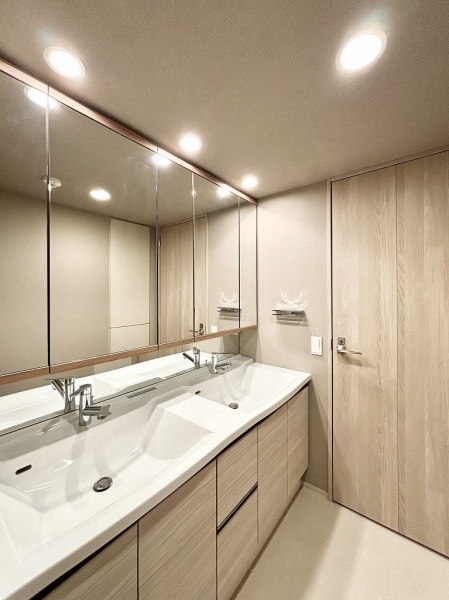 ダブルボウルの洗面所がございます。