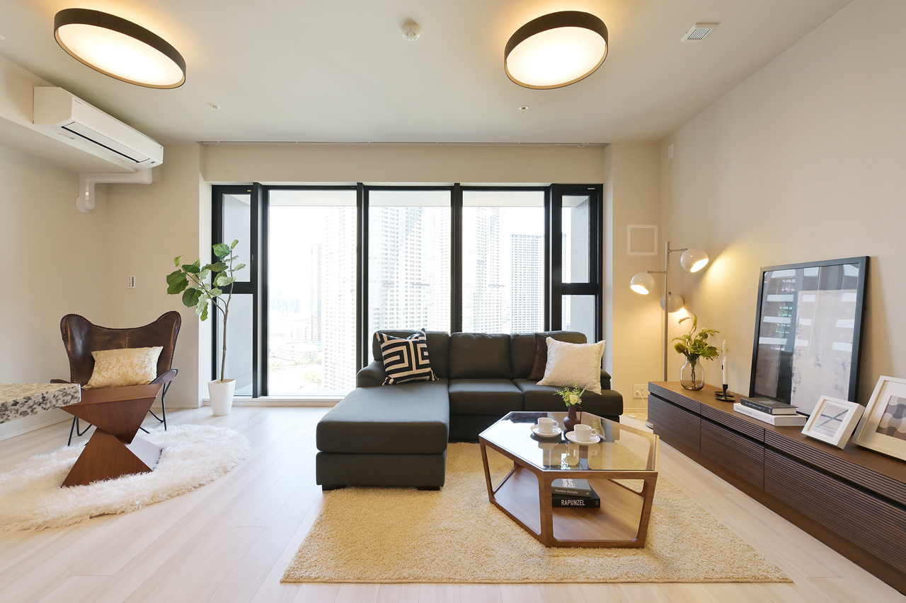 【LDK】大きめのソファなどを置いても、ゆとりのある広さです。シンプルな内装なので、家具などのインテリアを楽しむことができそうです。