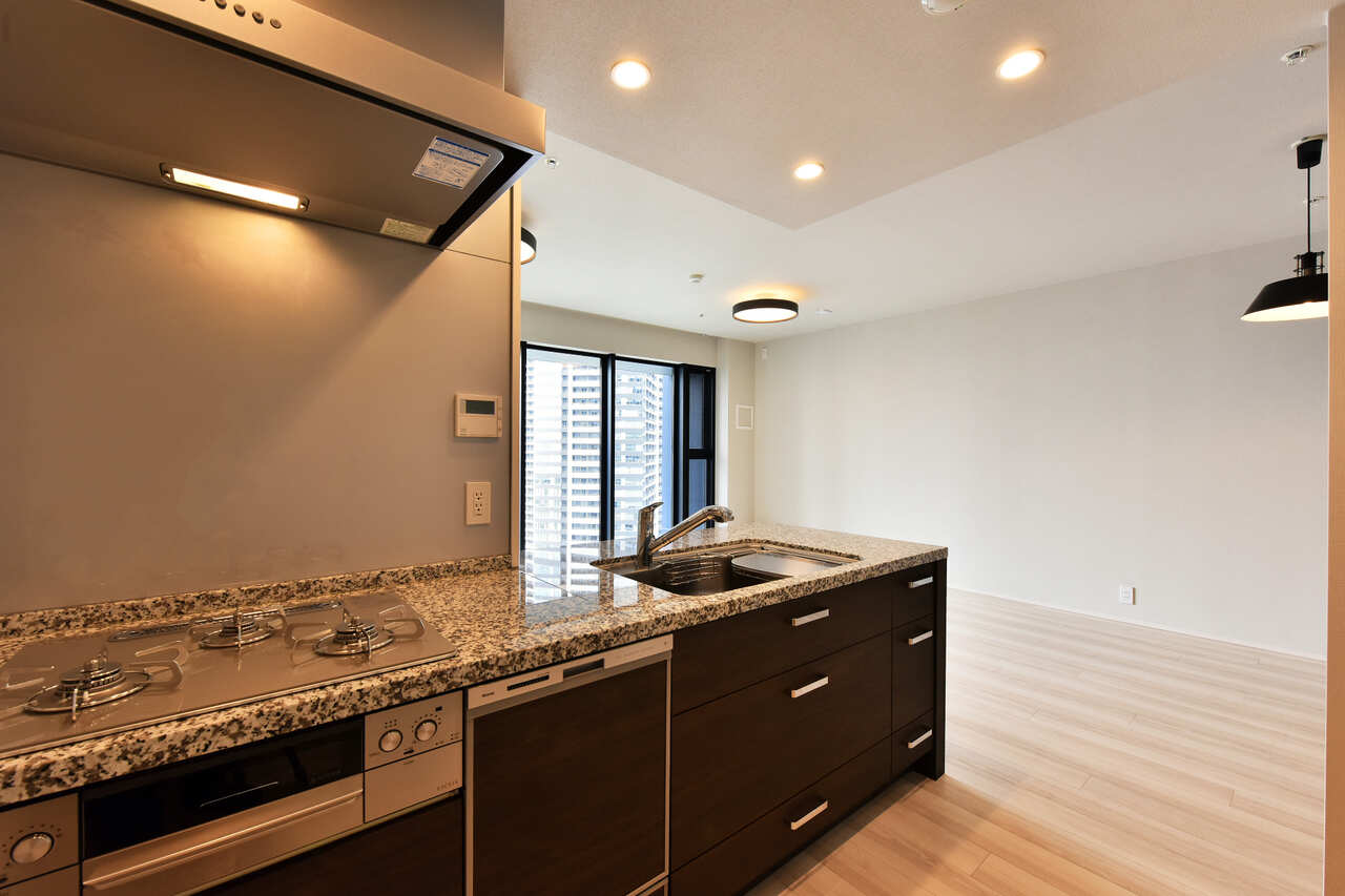 【キッチン】食器洗乾燥機は2026年2月に交換済。洗い物の時間が短縮でき、ご家族と過ごす時間を増やすことができます。3口ガスコンロがあり、複数同時に料理が可能です。