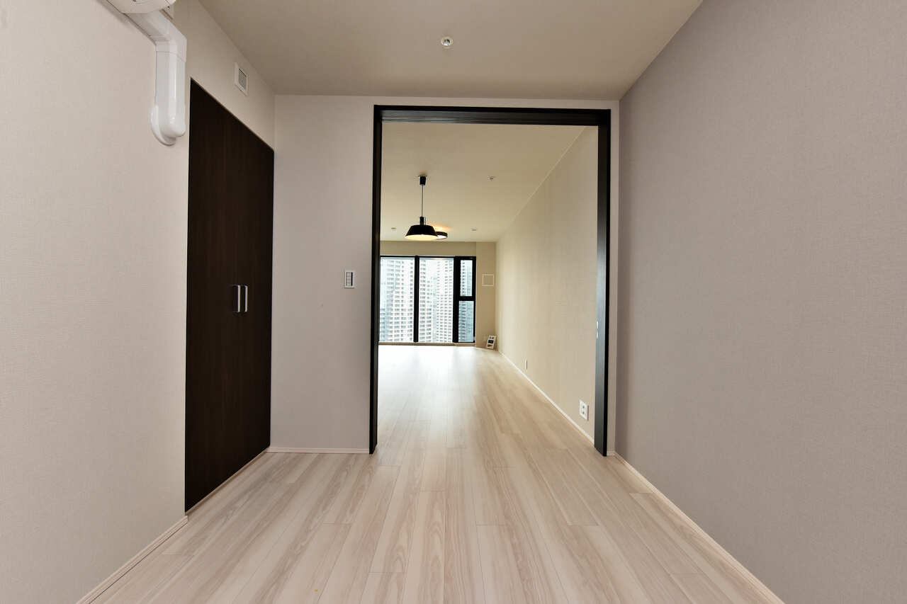 【洋室約5.1帖】リビング・ダイニングに面した洋室の戸を開ければ、リビングの延長として開放感を味わえます。