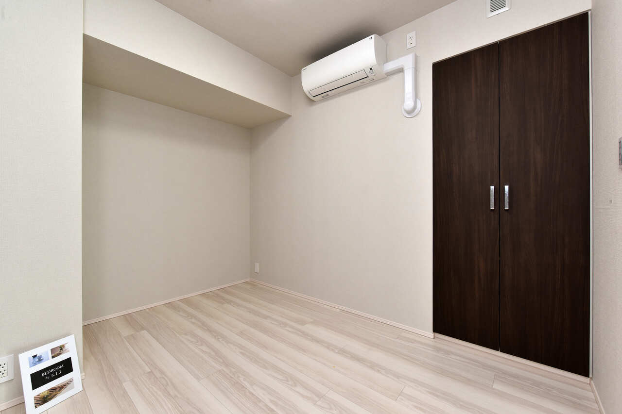 【洋室約5.1帖】洋室には、衣類などを収納できるクローゼットを設けています。部屋の中をスッキリと片付けられます。