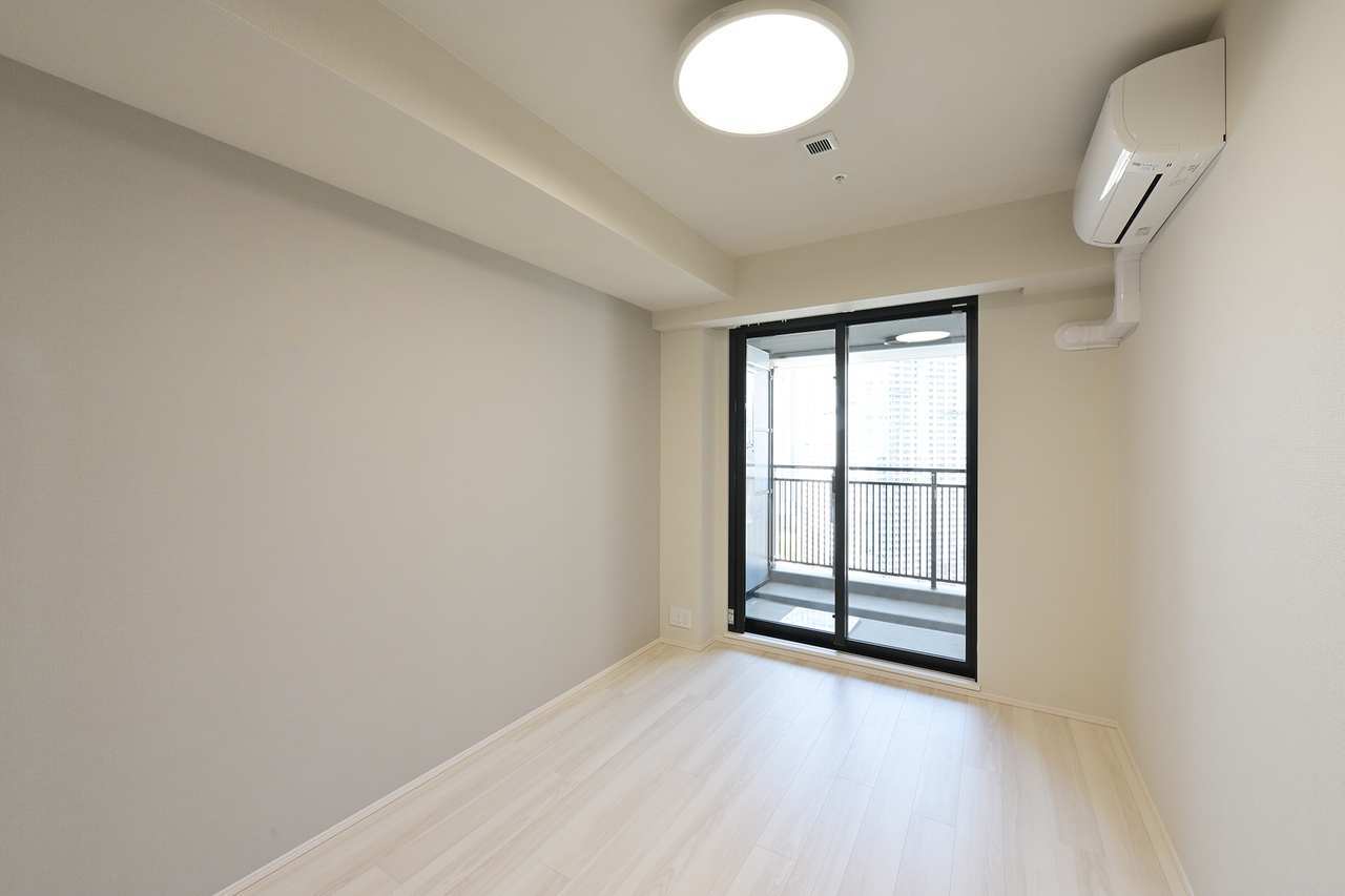 【洋室約6.0帖】西向きバルコニーに面しており、出入りいただけます。ベッドやデスクを置いてもゆったりと使えます。