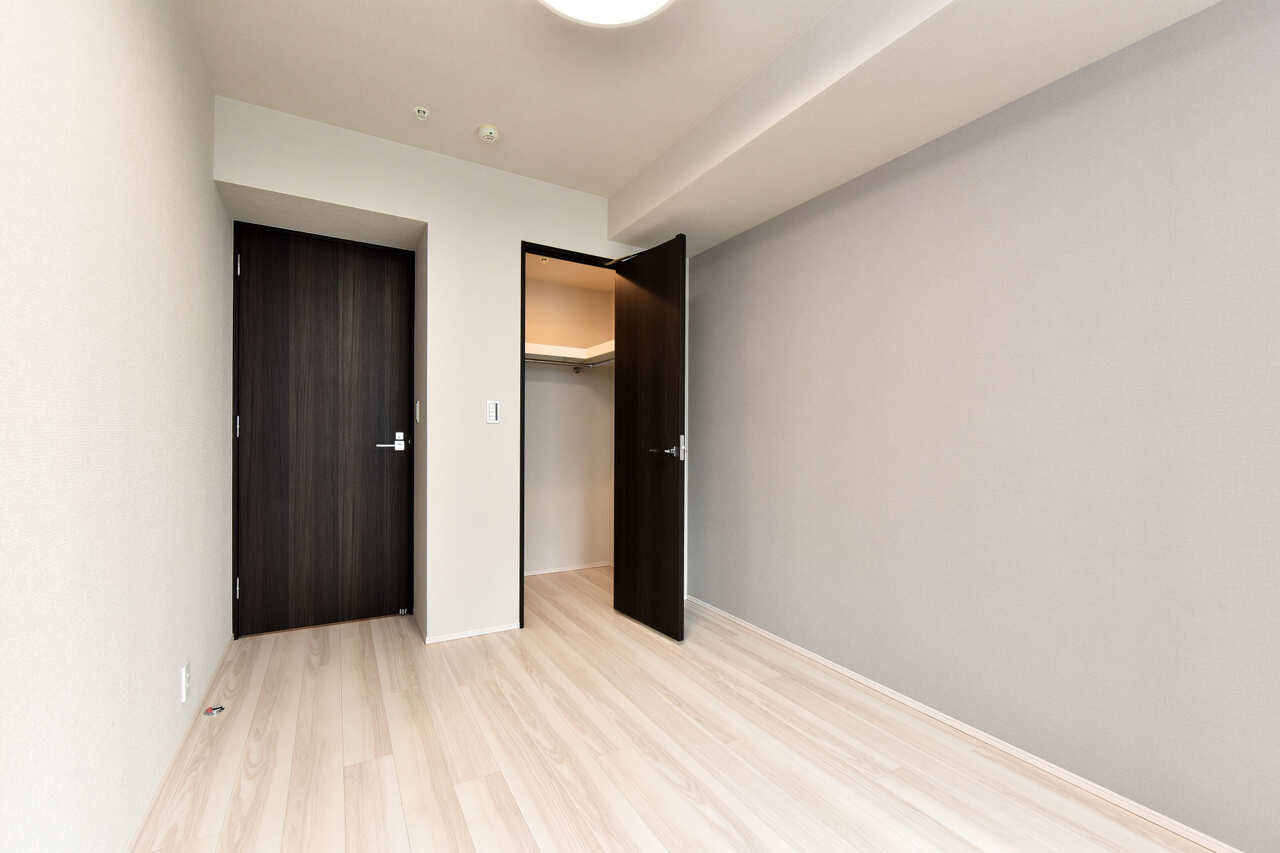 【洋室約6.0帖】廊下より出入り可能な独立したお部屋です。プライベートな時間をゆったりと過ごすことができます。