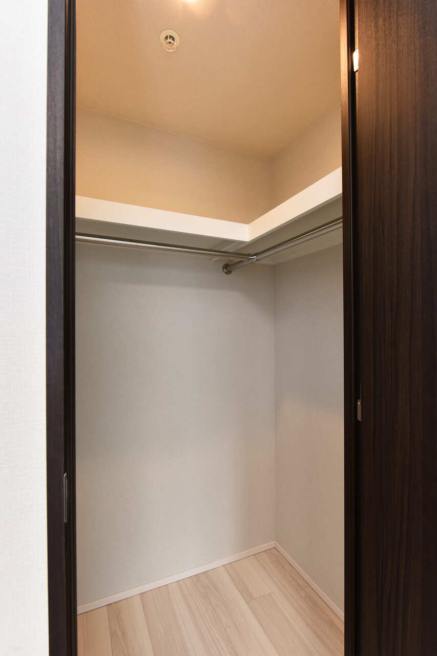 【収納/洋室約6.0帖】収納力のあるWICを設けています。長さのある衣類もスッキリと収納することができ、お洋服選びがしやすいです。