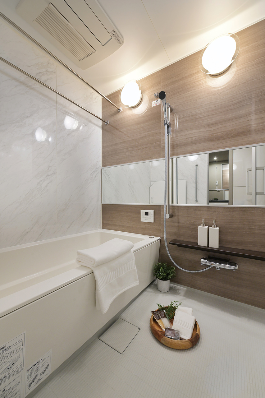 【浴室】浴室乾燥機を搭載しており、雨の日や深夜の洗濯も気軽に行えます。浴槽は、足を伸ばしてゆったり寛げる広さです。