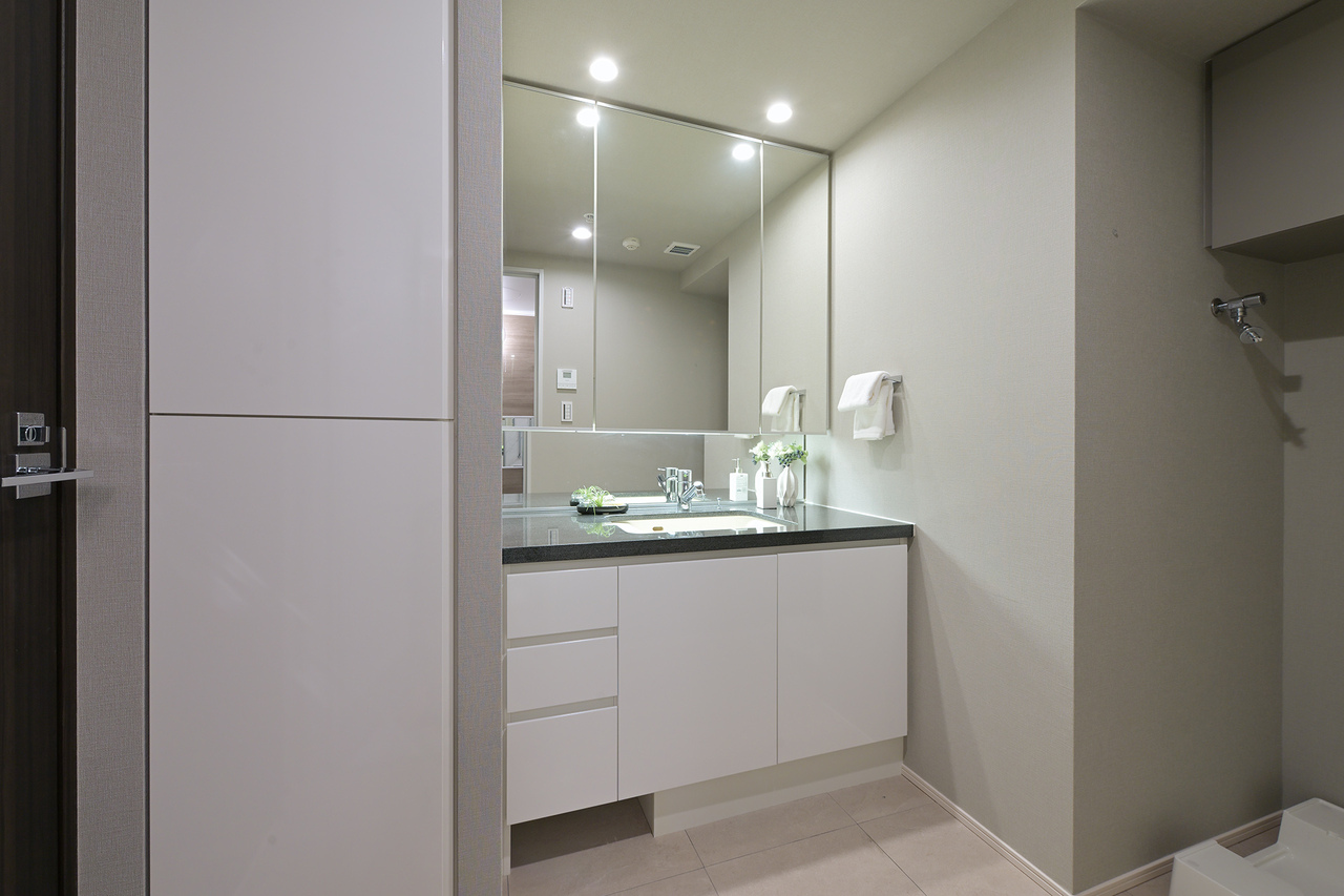【洗面室】デザイン性と収納力を兼ね備えた、三面鏡付き洗面化粧台を採用しています。リネン庫もあり、洗面周りがスッキリと片付きます。