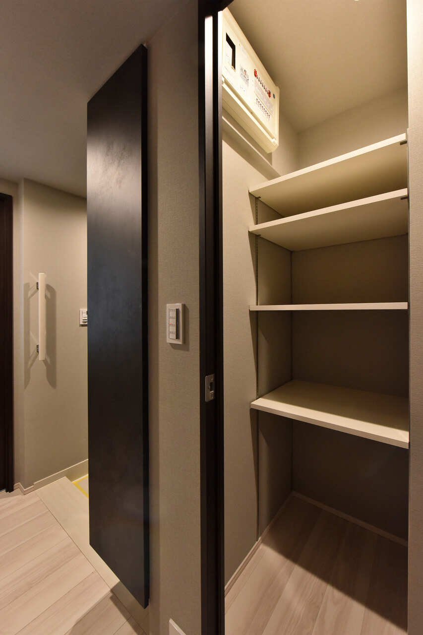 【廊下収納】掃除道具入れなど、用途に合わせてご利用いただけます。荷物をまとめて収納できるため、居住スペースを広々と活用可能です。