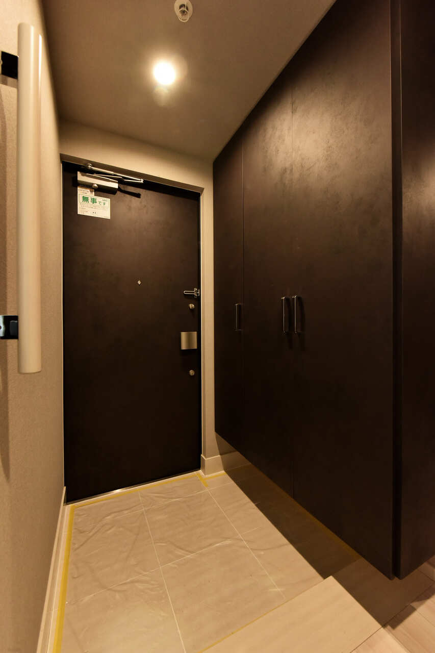 【玄関】玄関には下部のスペースを活用できるフロートタイプのシューズボックスを設置しています。玄関周りをスッキリと保つことができ、ご家族やゲストを気持ち良く迎えることができそうです。