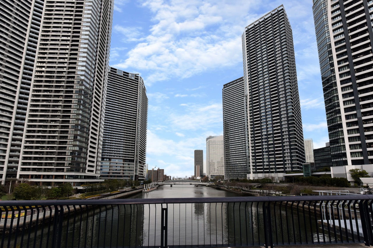 【現地外観写真】2026年2月に一部水回りやエアコン等の交換、クロス貼替え等のリフォーム済です。朝潮運河ビューを楽しめるマンションです。