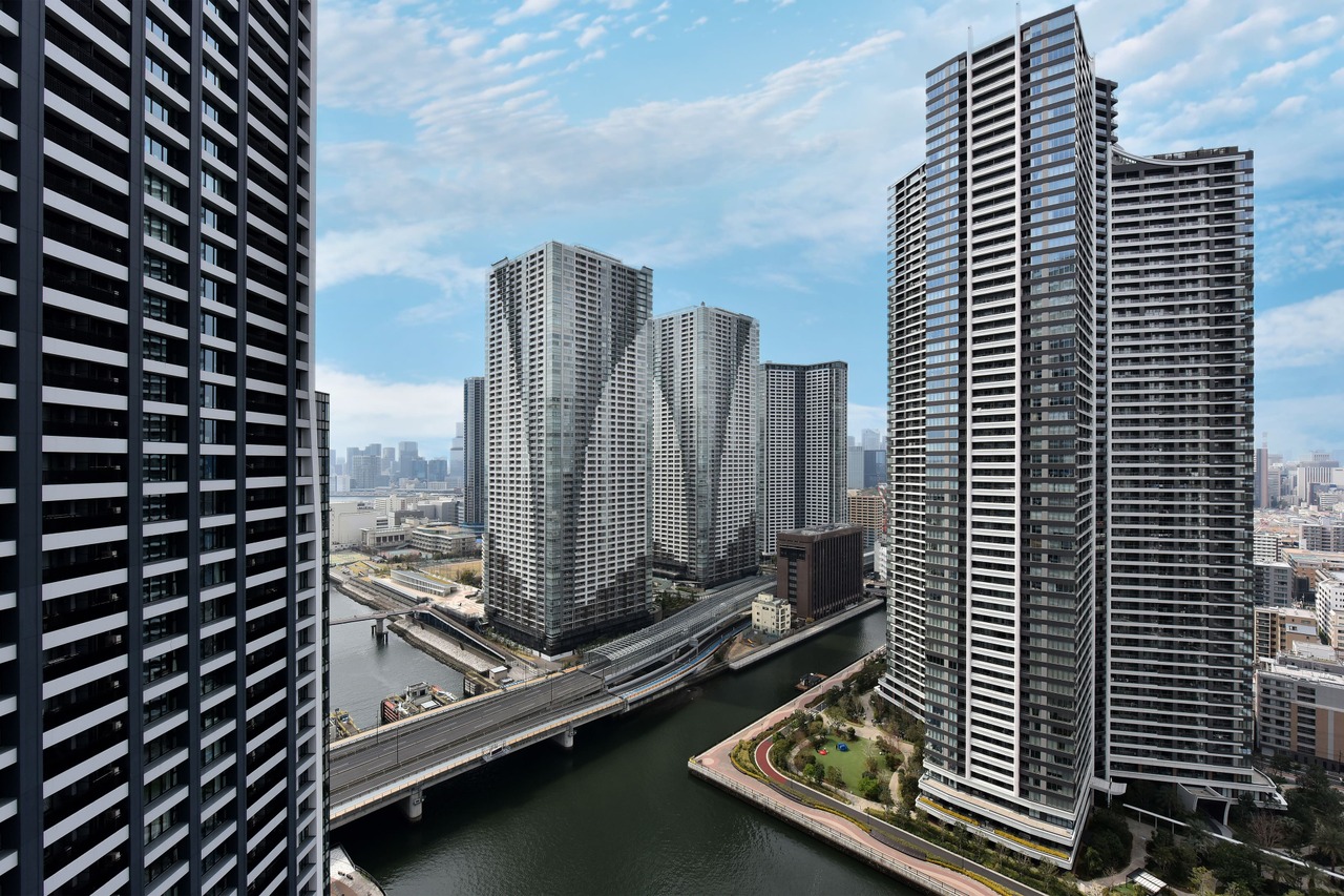 【現地外観写真】総戸数1450戸。大切なペットと一緒に暮らせるマンションです(細則あり)。周辺環境とあわせてご検討くださいませ。