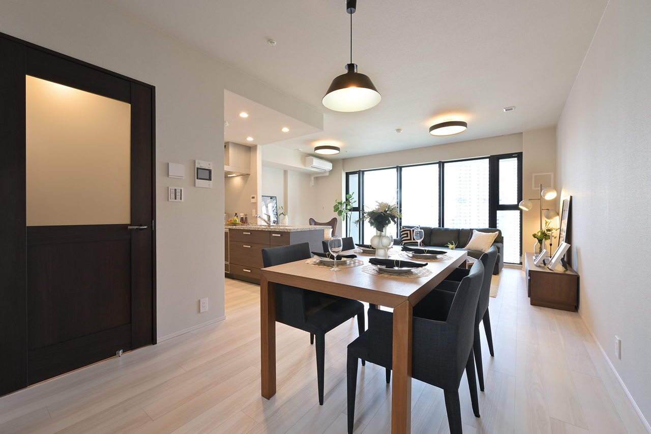 【LDK】生活のメインスペースとなるLDKです。西向きの窓から陽光が注ぎ込む明るい空間で、ご家族団らんの時間を過ごせます。